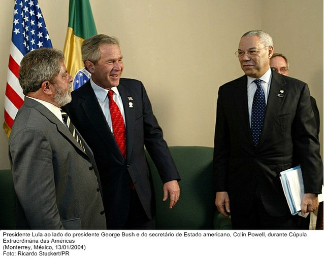 Presidente Lula ao lado do presidente Geoge Bush e do secretário de Estado americano, Colin Powell, durante a Cúpula Extraordinária das Américas.