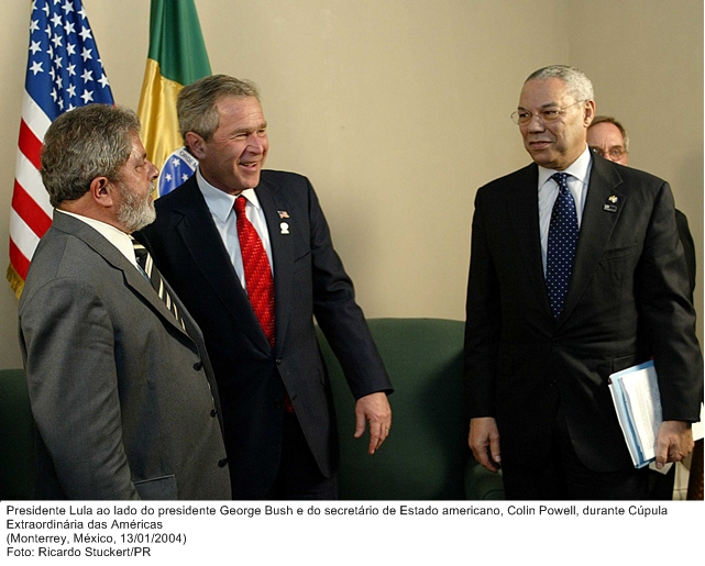 Presidente Lula ao lado do presidente Geoge Bush e do secretário de Estado americano, Colin Powell, durante a Cúpula Extraordinária das Américas.