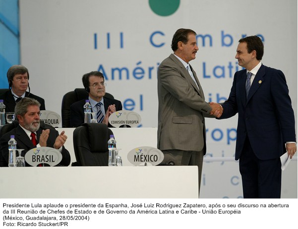 Presidente Lula aplaude o presidente da Espanha, José Luiz Rodriguez Zapatero, após discurso de abertura da III Reun. de Chefes de Estado e de Governo.jpg