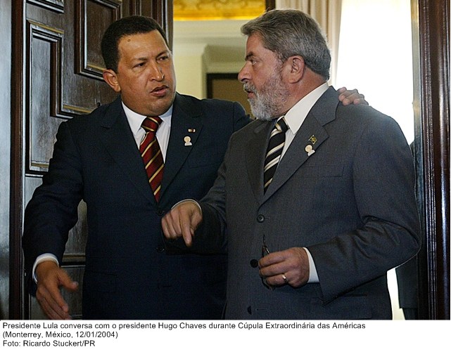 Presidente Lula conversa com Hugo Chaves durante a Cúpula Extraordinária das Américas.