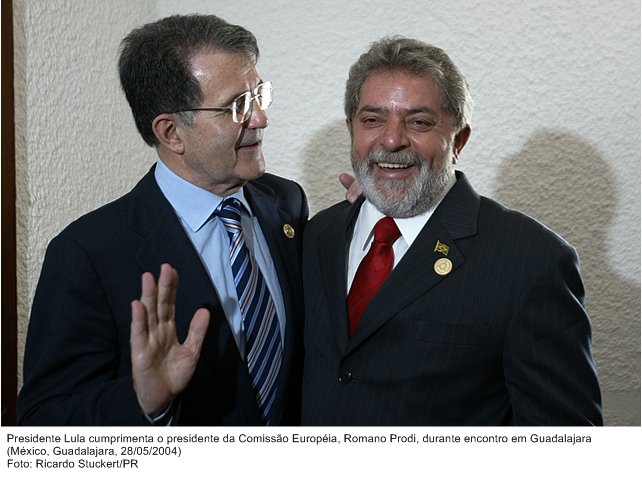 Presidente Lula cumprimenta o presidente da Comissão Européia, Romano Prodi, durante encontro em Guadalajara.