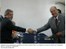 Presidente Lula cumprimenta o presidente da França, Jacques Chirac na chegada à reunião de trabalho em Guadalajara.