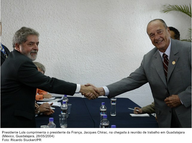 Presidente Lula cumprimenta o presidente da França, Jacques Chirac na chegada à reunião de trabalho em Guadalajara.