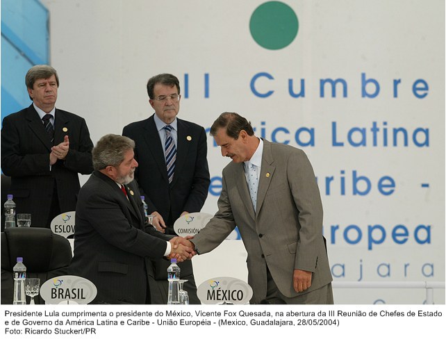 Presidente Lula cumprimenta o presidente do México, Vicente Fox Quesada, na abertura da III Reunião de Chefes de Estados e de Governos da América Latina  e Caribe.