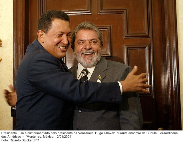 Presidente Lula é cumprimentado pelo presidente da Venezuela, Hugo Chaves, durante encontro da Cúpula Extraordinária das Américas.