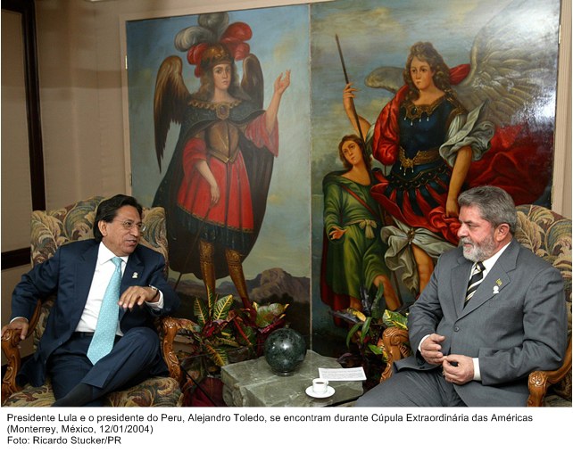 Presidente Lula e o presidente do Peru, Alejandro Toledo, se encontram durante a Cúpula Extraordinária das Américas.