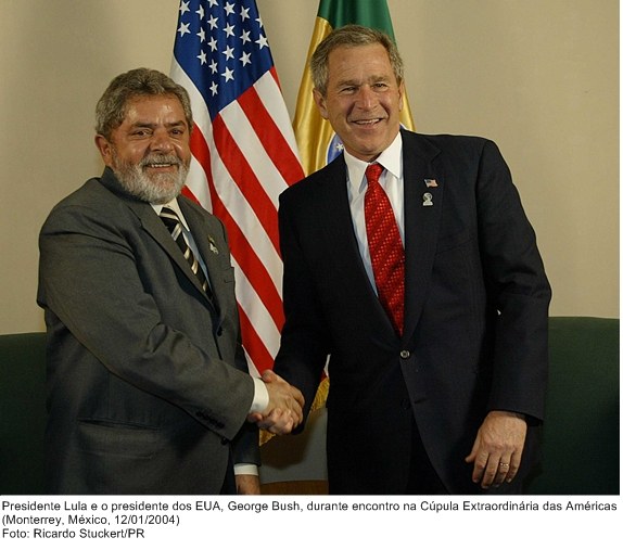 Presidente Lula e o presidente dos EUA, George Bush, durante encontro na Cúpula Extraordinária das Américas.