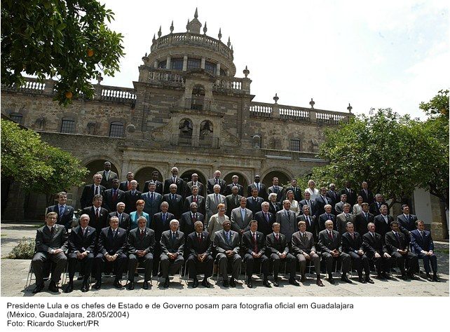 Presidente Lula e os chefes de estado e de governo posam para foto oficial em Guadalajara.