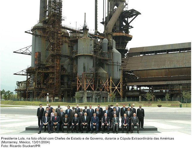 Presidente Lula, na foto oficial, com chefes de estado e de governo, durante a Cúpula Extraordinária das Américas.