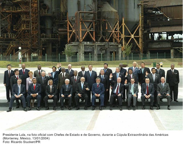 Presidente Lula, na foto oficial com chefes de estado e de governo, durante a Cúpula Extraordinária das Américas.
