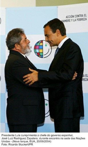 Presidente Lula cumprimenta o chefe de governo Espanhol, José Luiz Rodriguez Zapatero, durante encontro na sede da ONU.