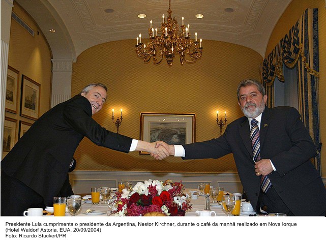 Presidente Lula cumprimenta o presidente da Argentina, Nestor Kirchner durante café da manhã em Nova Iorque.