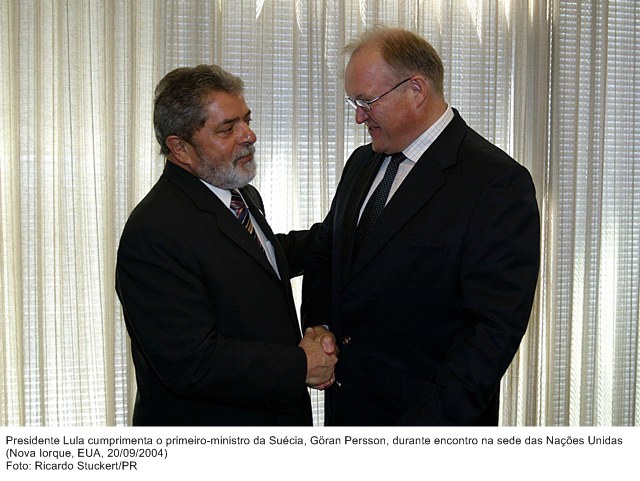 Presidente Lula cumprimenta o primeiro-ministro da Suécia, Göran Persson, durante encontro na sede da ONU.