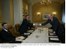 Presidente Lula cumprimenta o secretário do Tesouro dos EUA, John Snow, tendo ao lado o ministro Antônio Palocci.