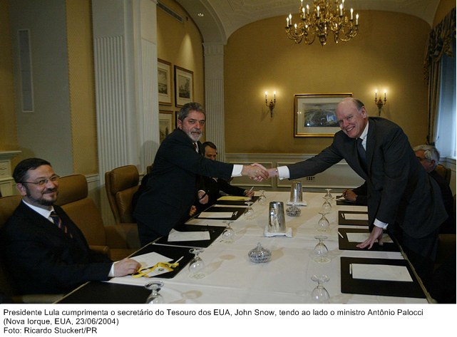 Presidente Lula cumprimenta o secretário do Tesouro dos EUA, John Snow, tendo ao lado o ministro Antônio Palocci.
