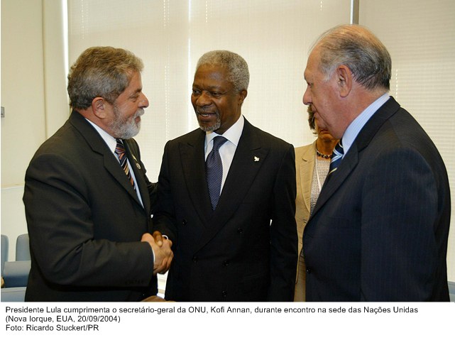 Presidente Lula cumprimenta o secretário-geral da ONU, Kofi Annan, durante encontro na sede da Organização das Nações Unidas.