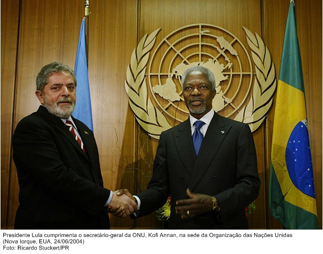 Presidente Lula cumprimenta o secretário-geral da ONU, Kofi Annan, na sede da Organização das Nações Unidas.