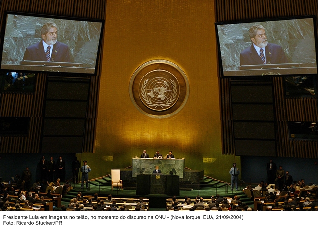Presidente Lula, em imagens no telão, no momento do discurso na ONU.