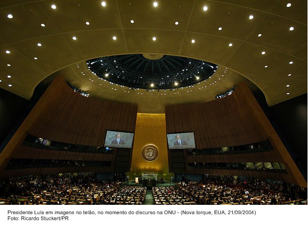 Presidente Lula em imagens no telão, no momento do discurso na ONU.