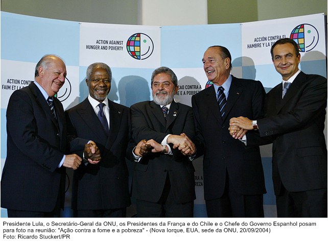 Presidente Lula, o secretário-geral da ONU e os presidentes da França e do Chile, e o chefe de govern da Espanha, posam para foto.