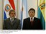 Presidente Lula e o presidente do Paraguai, Nicanor Duarte, na execução dos hinos nacionais na cerimônia de instituição do Tribunal Permanente de Revisão do Mercosul.