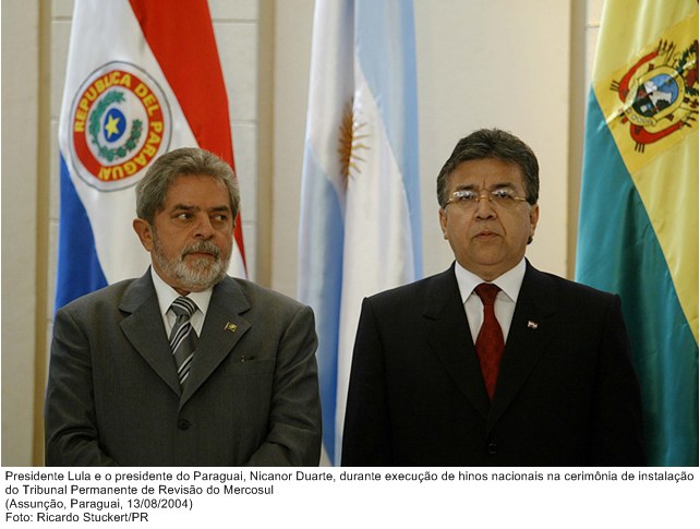 Presidente Lula e o presidente do Paraguai, Nicanor Duarte, na execução dos hinos nacionais na cerimônia de instituição do Tribunal Permanente de Revisão do Mercosul.
