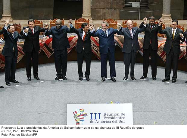 Presidente Lula e presidentes da América do Sul confraternizam-se abertura da III Reunião do grupo.