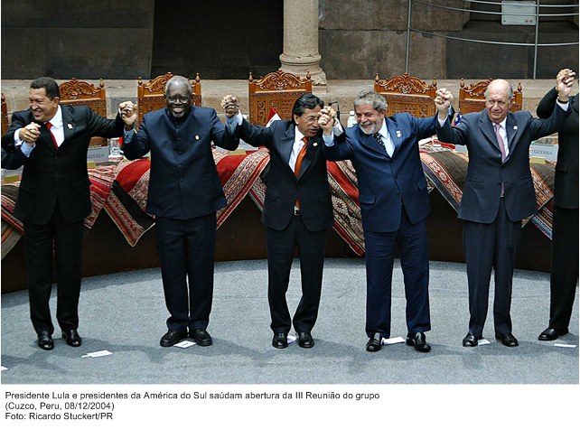 Presidente Lula e presidentes da América do Sul saúdam a abertura da III Reunião do grupo.