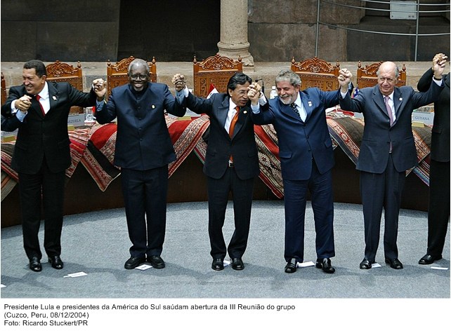 Presidente Lula e presidentes da América do Sul saúdam a abertura da III Reunião do grupo.