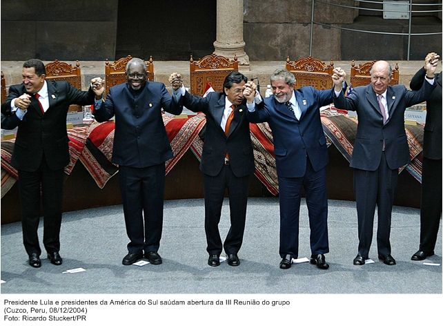 Presidente Lula e presidentes da América do Sul saúdam a abertura da III Reunião do grupo.