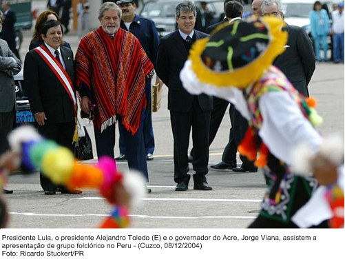 Presidente Lula, o presidente do Peru, Alejandro Toledo e o governador do Acre, Jorge Viana assistem a apresentação de grupo folclórico.