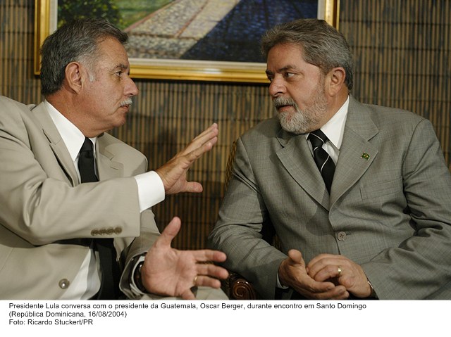 Presidente Lula conversa com o presidente da Guatemala, Oscar Berger, durante encontro em Santo Domingo.