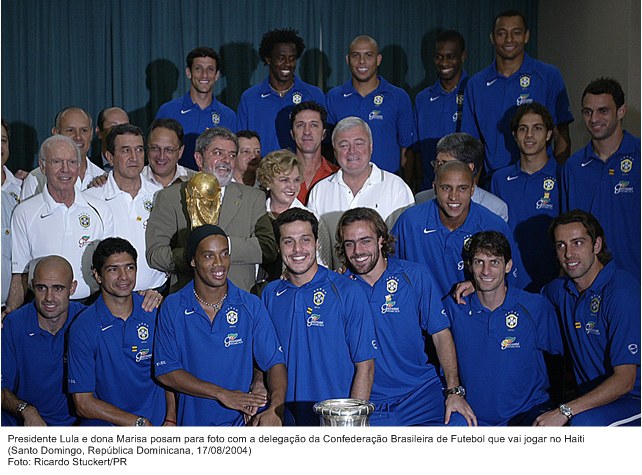 Presidente Lula e dona Marisa posam para foto com a delegação da confederação brasileira de futebol.