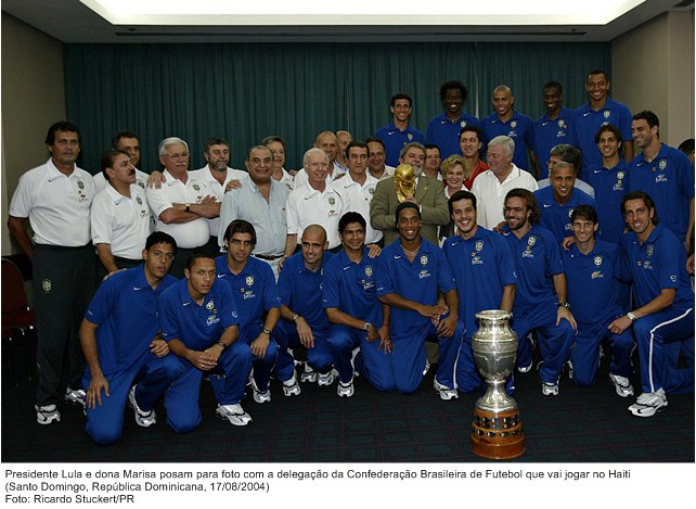 Presidente Lula e dona Marisa posam para foto com a delegação da Conferência Brasileira de Futebol.