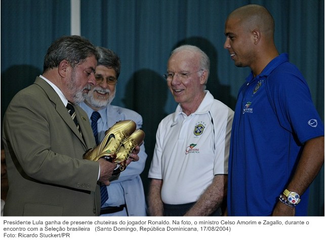 Presidente Lula ganha chuteiras do jogador Ronaldo, durante encontro com a seleção brasileira.
