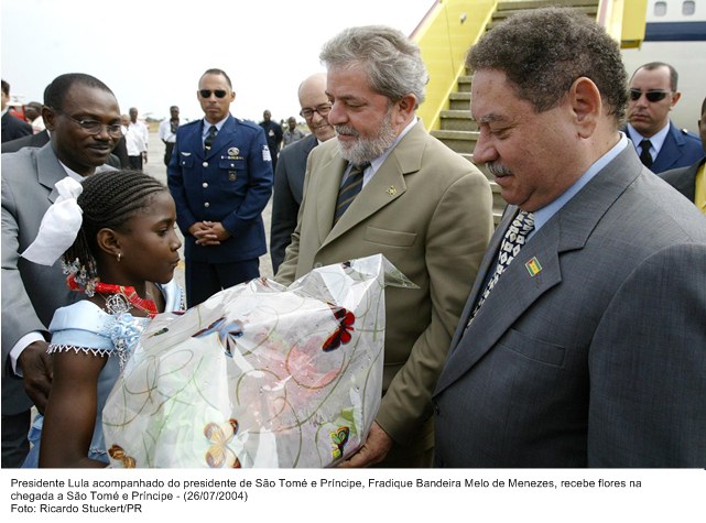 Presidente Lula acompanhado do presidente de São Tomé e Príncipe, Fradique Bandeira Melo de Menezes recebe flores.