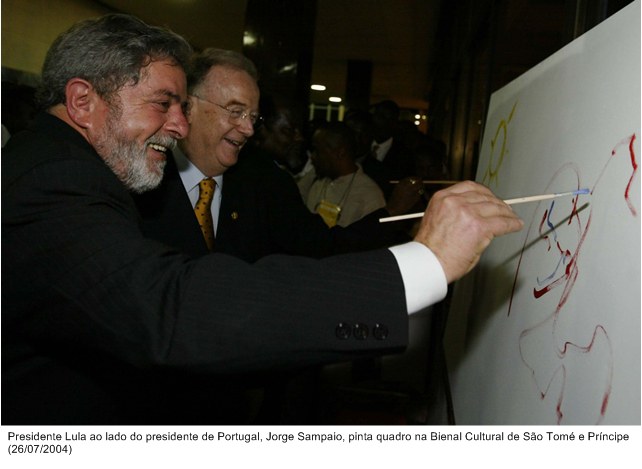 Presidente Lula ao lado do presidente de Portugal, Jorge Sampaio, pinta quadro na Bienal Cultural de São Tomé e Príncipe.