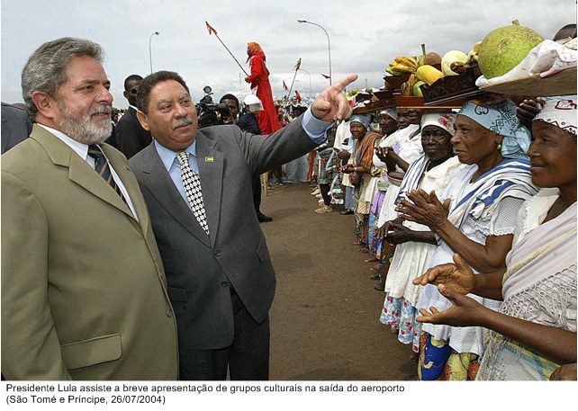 Presidente Lula assiste a breve apresentação de grupos culturais na saída do aeroporto.