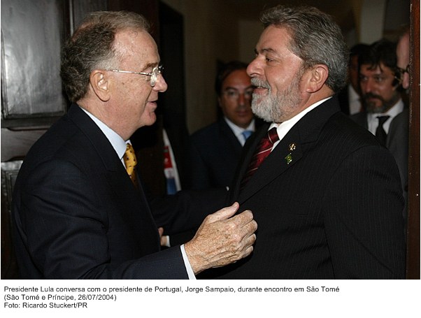 Presidente Lula conversa com o presidente de Portugal, Jorge Sampaio, durante encontro em São Tomé.