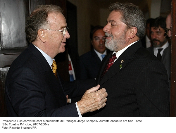 Presidente Lula conversa com o presidente de Portugal, Jorge Sampaio, durante encontro em São Tomé.