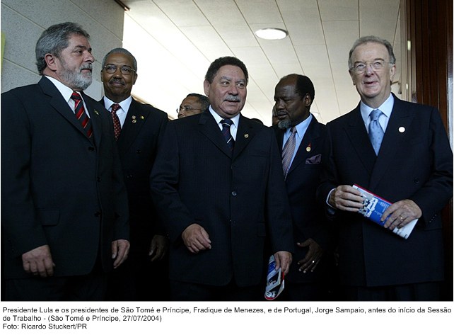 Presidente Lula e o presidente de São Tomé, Fradique de Menezes e de Portugal, Jorge Sampaio antes do início da sessão de trabalho.
