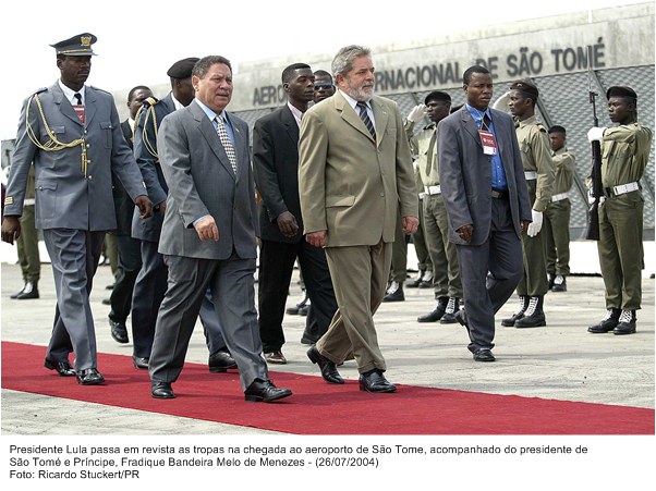 Presidente Lula passa em revista as tropas na chegada ao aeroporto de São Tomé, acompanhado do presidente Fradique B. M. de Menezes.