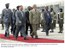 Presidente Lula passa em revista as tropas na chegada ao aeroporto de São Tomé, acompanhado do presidente Fradique B. M. de Menezes.
