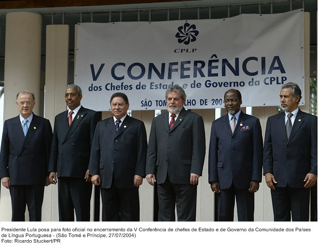 Presidente Lula posa para foto oficial de encerramento da V Conferência dos chefes de Estado e de Governo  da Comunidade dos países de Língua Portuguesa.