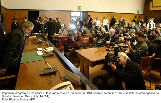 Imprensa fotografa o presidente Lula, durante coletiva na sede da ONU, sobre o seminário para investidores estrangeiros no Brasil.