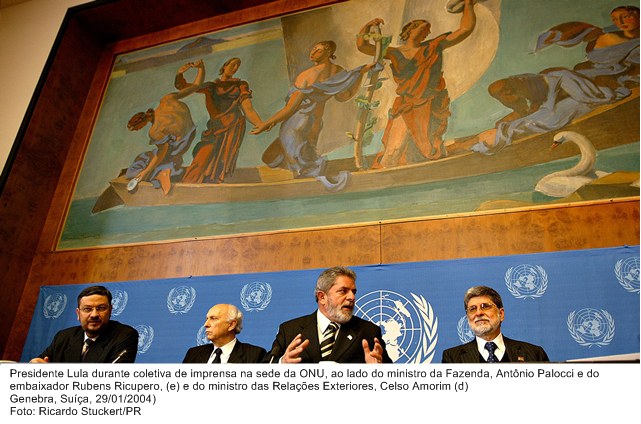 Presidente Lula durante coletiva de imprensa, na sede da ONU, ao lado do min. da Fazenda, Antônio Palocci, Rubens Ricupero e Celso Amorim.