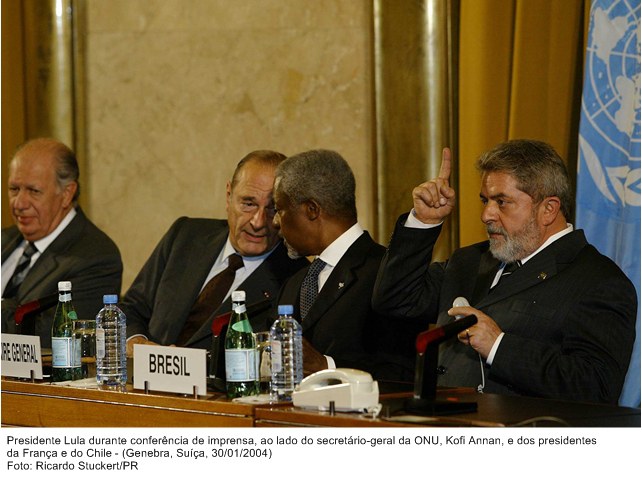 Presidente Lula, durante conferência de imprensa, ao lado do secretário-geral da ONU, Kofi Annan, e dos presidentes da França e do Chile.