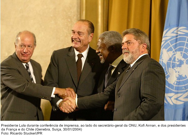 Presidente Lula durante conferência de imprensa, ao lado do secretário-geral da ONU, Kofi Annan, e dos presidentes da França e do Chile.