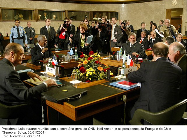 Presidente Lula durante reunião com o secretário-geral da ONU, Kofi Annan e os presidentes da França e do Chile.