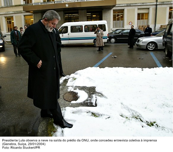 Presidente Lula observa a neve na saída do prédio da ONU, onde concedeu entrevista coletiva à imprensa.